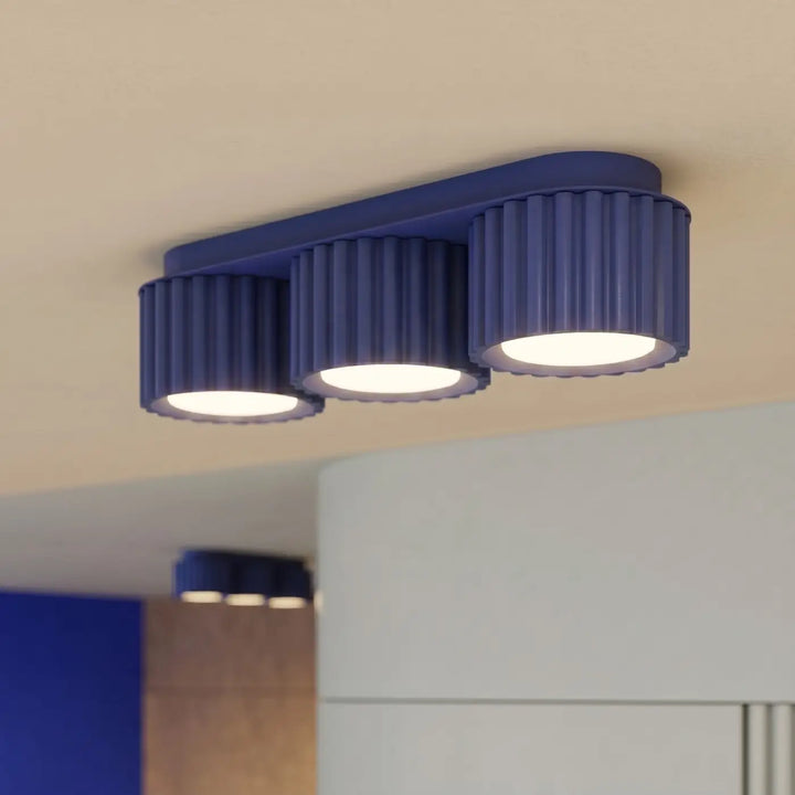 Luminaire Plafonnier outremer allumée, vue rapprochée