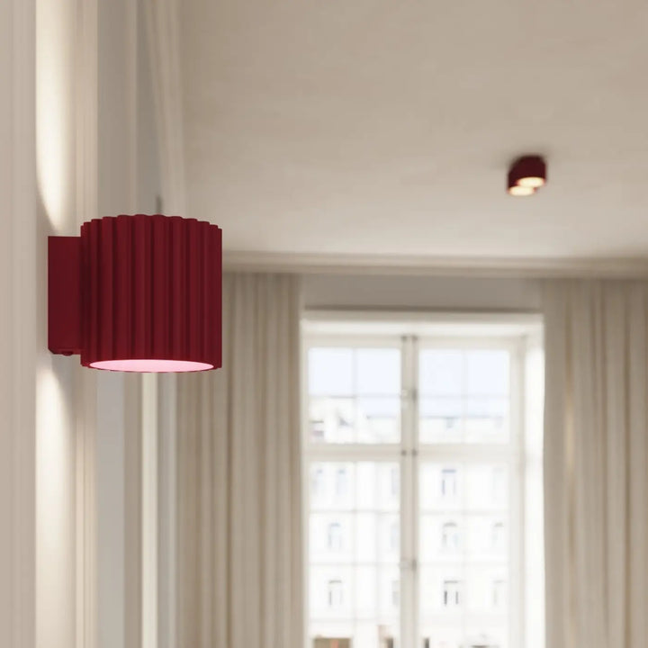 Luminaire Plafonnier bordeaux allumée, vue rapprochée
