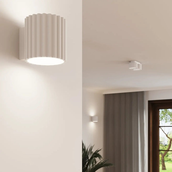 Luminaire Plafonnier blanc allumée, vue rapprochée