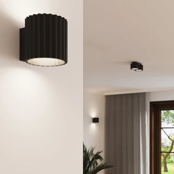 Luminaire Plafonnier noir allumée, vue rapprochée