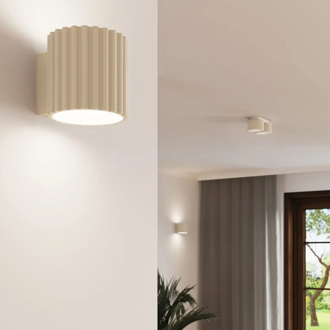 Luminaire Plafonnier beige allumée, vue rapprochée