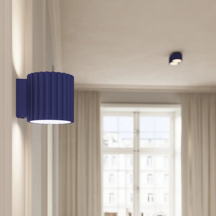 Luminaire Plafonnier outremer allumée, vue rapprochée