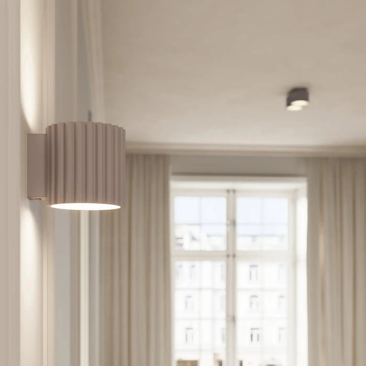 Luminaire Plafonnier taupe allumée, vue rapprochée