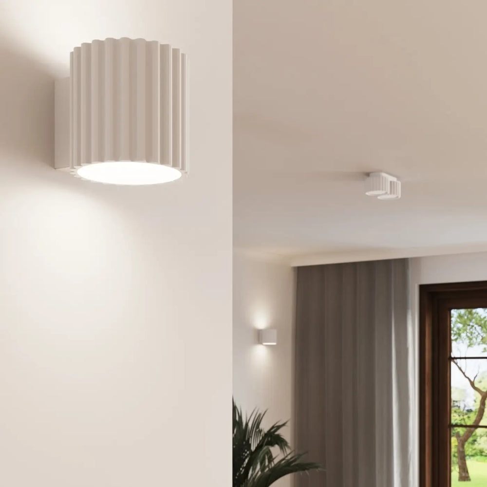 Luminaire Plafonnier blanc allumée, vue rapprochée