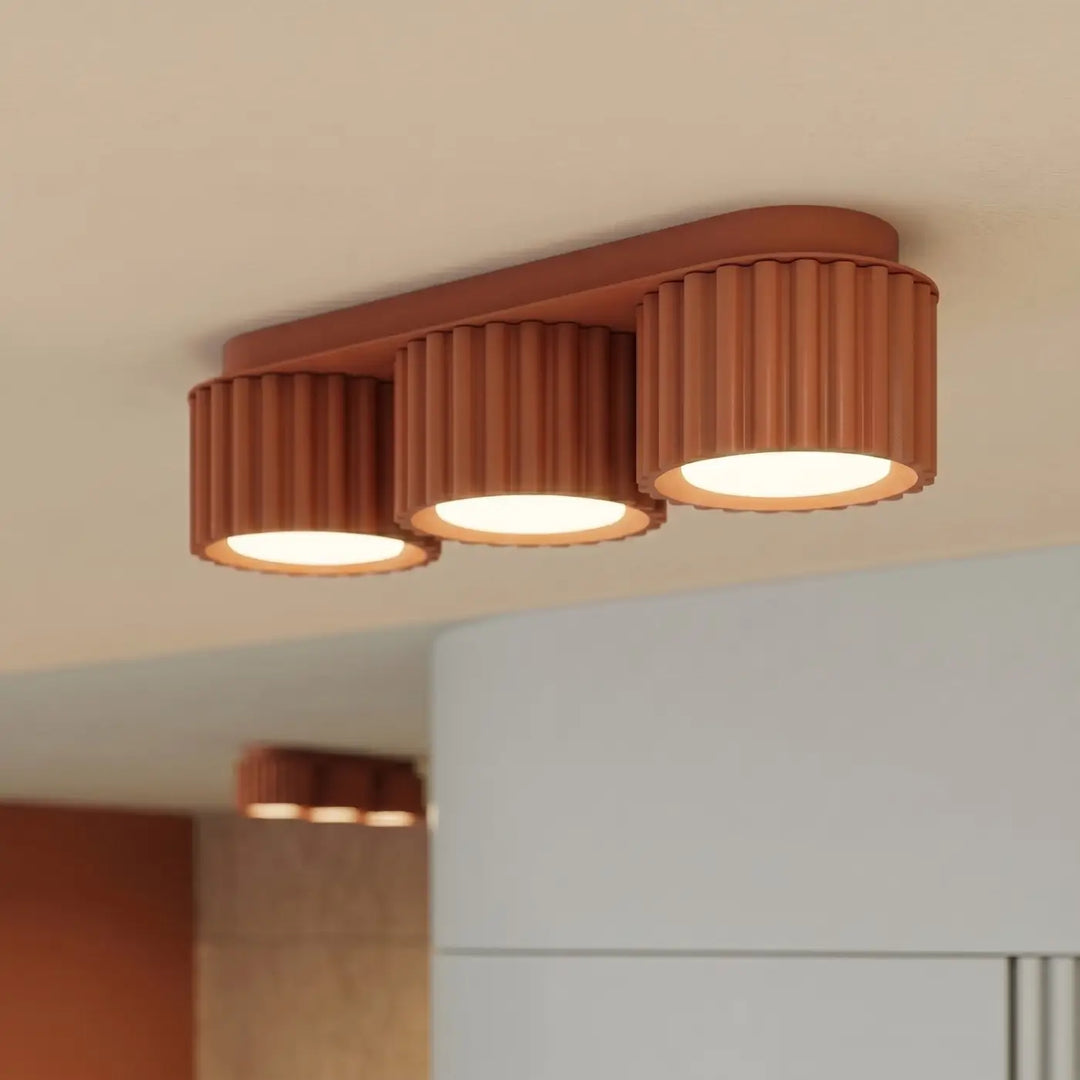 Luminaire Plafonnier ocre rouge allumée, vue rapprochée