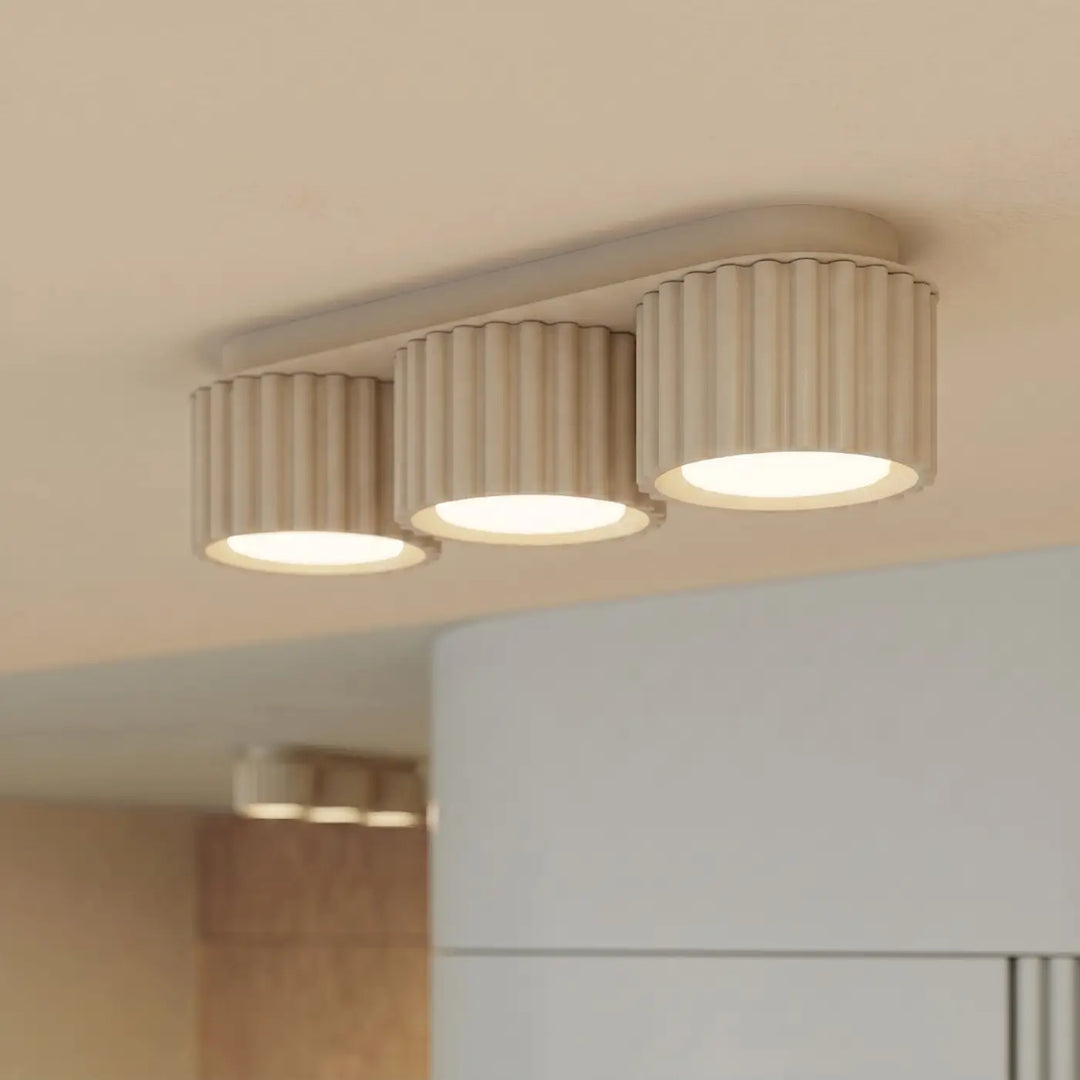 Luminaire Plafonnier beige allumée, vue rapprochée