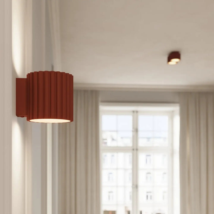 Luminaire Plafonnier ocre rouge allumée, vue rapprochée