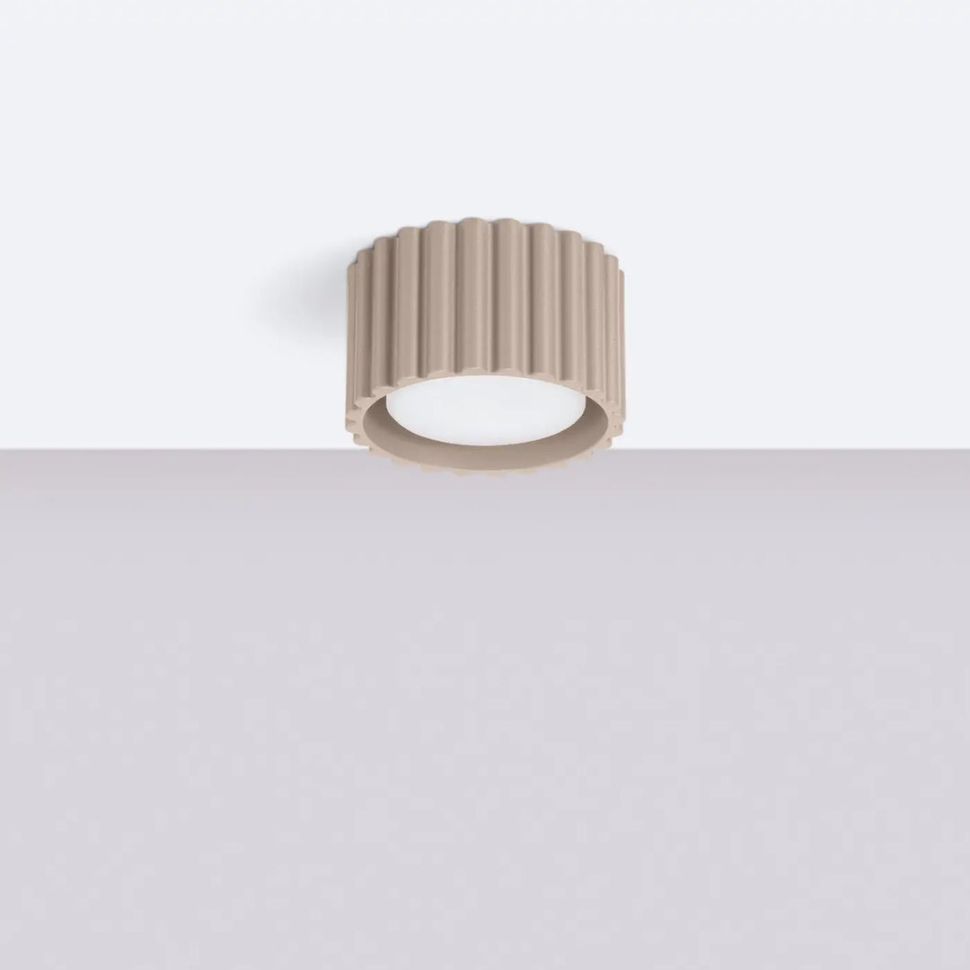 Luminaire Plafonnier taupe éteinte, vue rapprochée