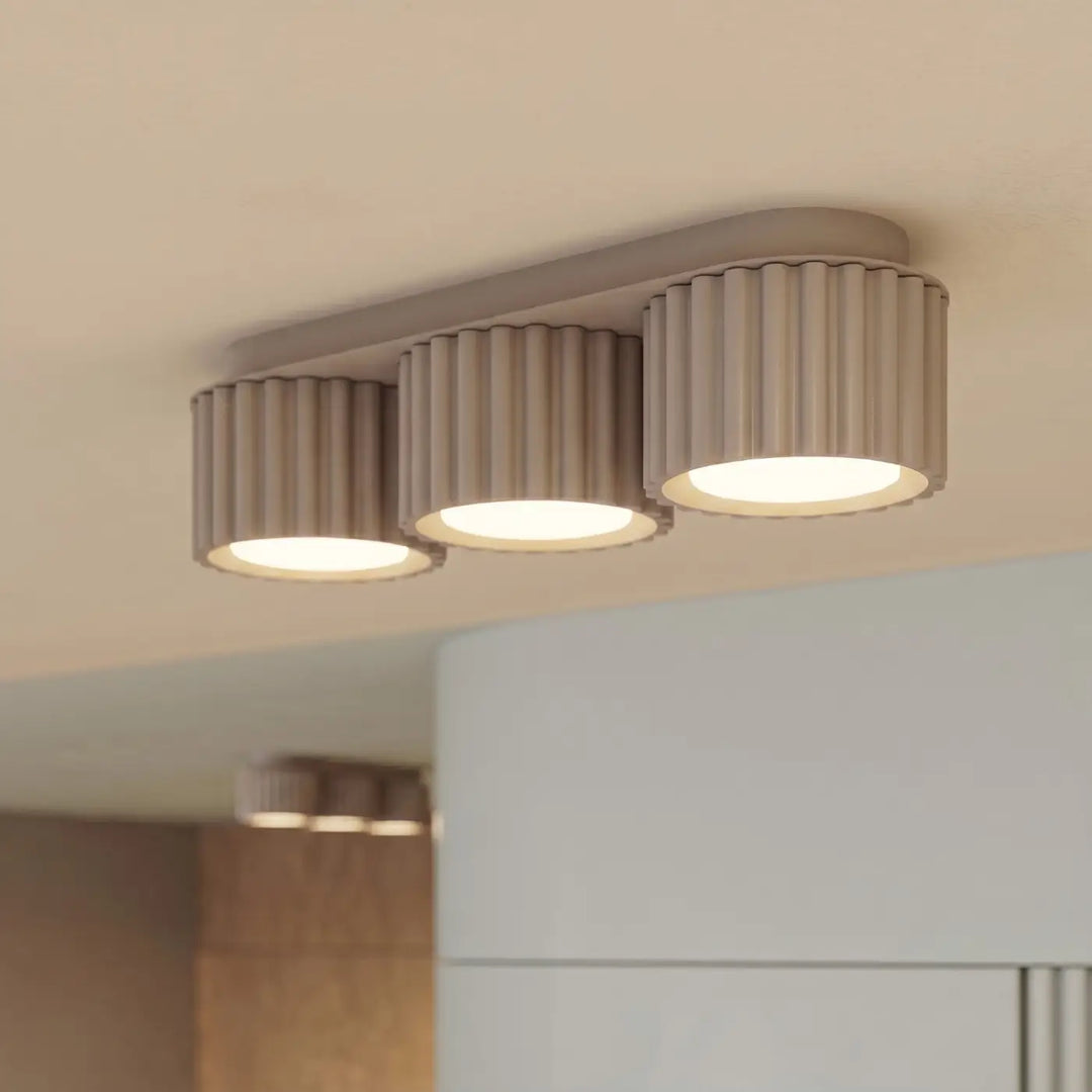 Luminaire Plafonnier taupe allumée, vue rapprochée