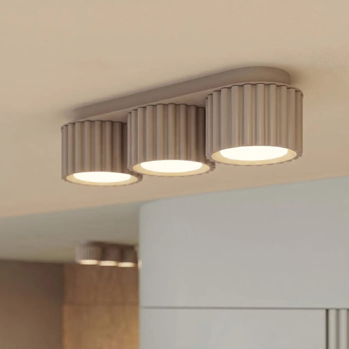 Luminaire Plafonnier taupe allumée, vue rapprochée