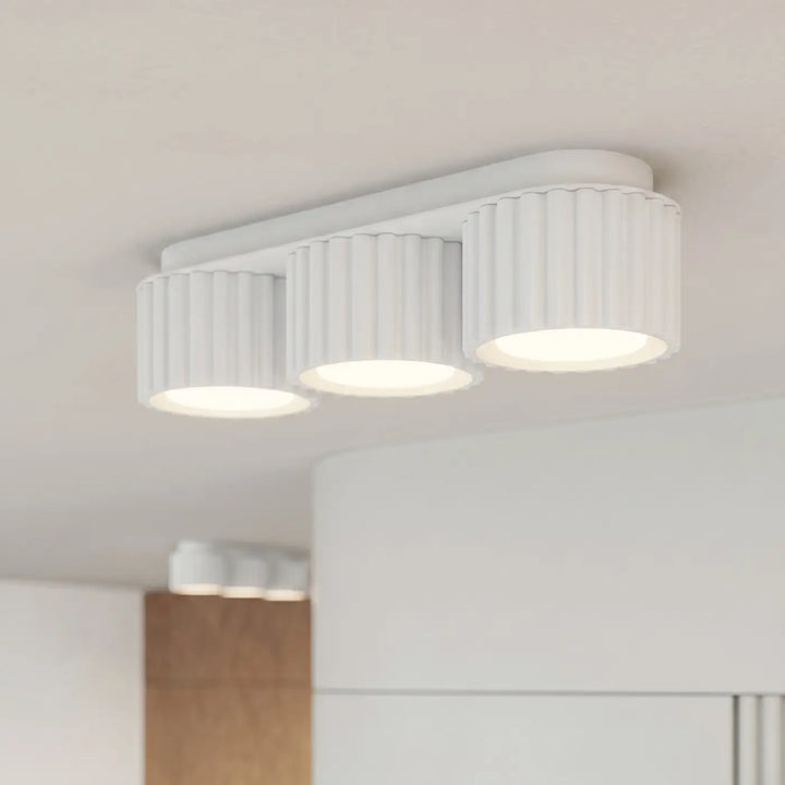 Luminaire Plafonnier blanc allumée, vue rapprochée