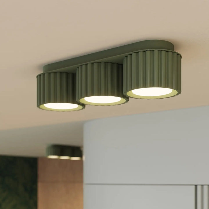 Luminaire Plafonnier vert olive allumée, vue rapprochée