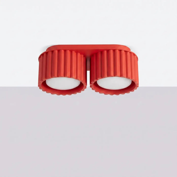 Luminaire Plafonnier rouge éteinte, vue rapprochée