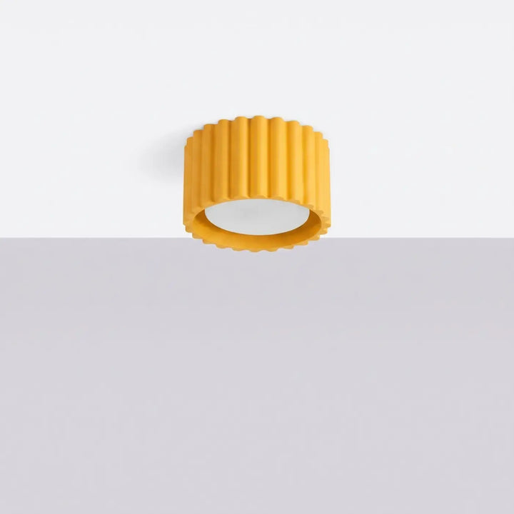 Luminaire Plafonnier jaune éteinte, vue rapprochée