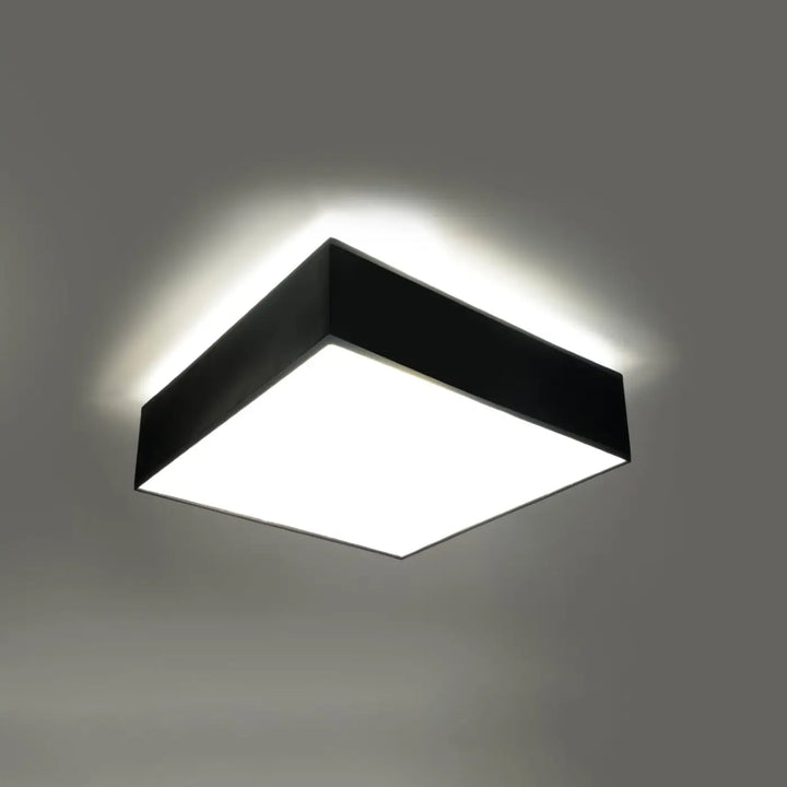 Luminaire plafonnier noir allumé, vue rapprochée