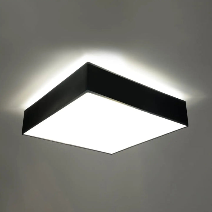Luminaire plafonnier noir allumé, vue rapprochée