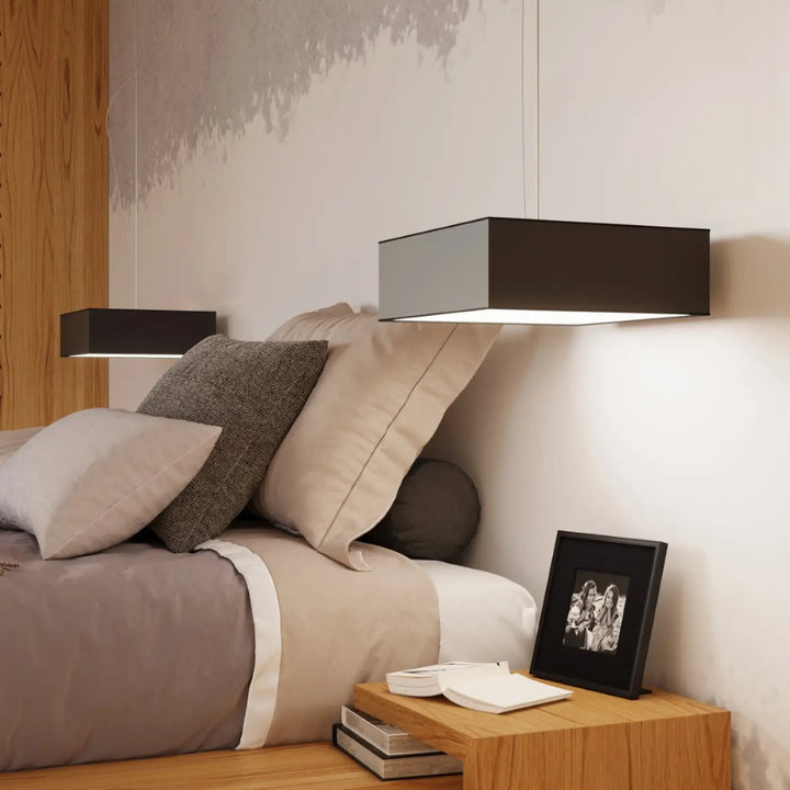 Luminaire plafonnier horus 45 noir avec plafonnier carré et forme riche pour un éclairage polyvalent moderne