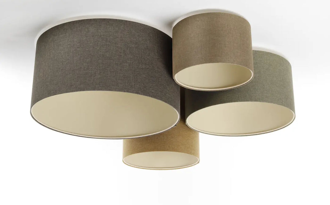 Luminaire plafonnier avec quatre abat-jours cylindriques en tissu gris et beige texturé et intérieur naturel écru contrastant