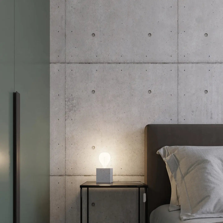 Applique murale ariz en béton ariz blanc minimaliste avec ampoule lumineuse sur un meuble en métal style loft