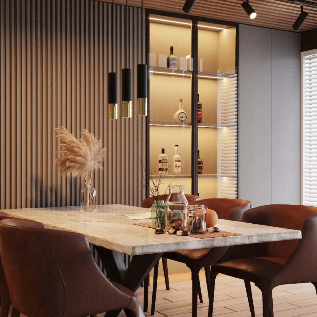 Luminaire plafonnier loopez noir avec finition métalliques brillants et table à manger en marbre avec chaises en cuir brun foncé