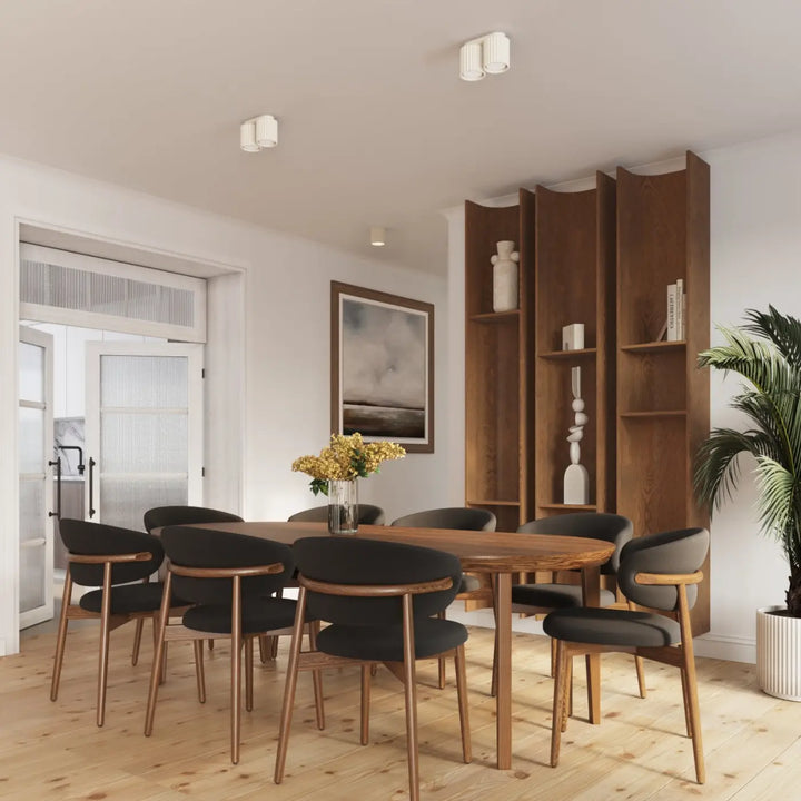 Luminaire plafonnier aura 1 beige avec forme unique inspirée et table à manger en bois clair avec chaises rembourrées foncées