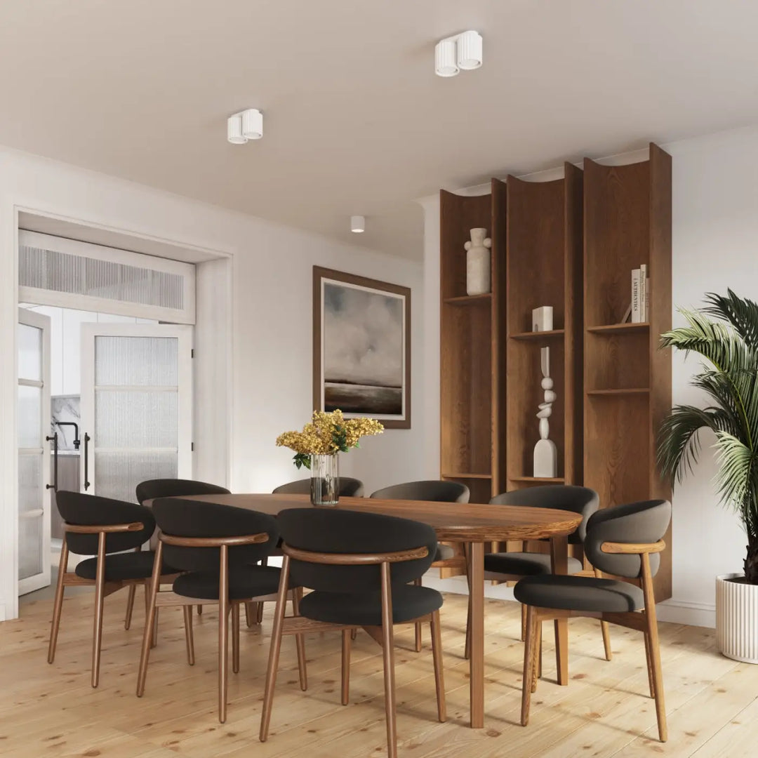 Luminaire plafonnier aura 1 blanc avec forme unique inspirée et table à manger en bois clair avec chaises sombres