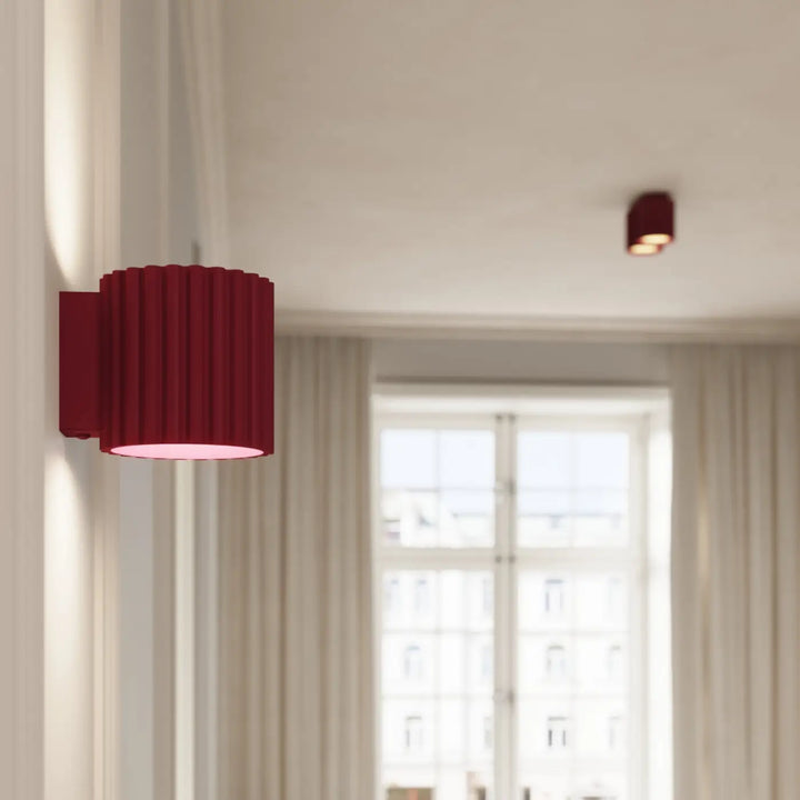 Luminaire plafonnier aura 1 bordeaux forme unique inspirée avec applique murale cylindrique bordeaux et lumière chaude intérieure