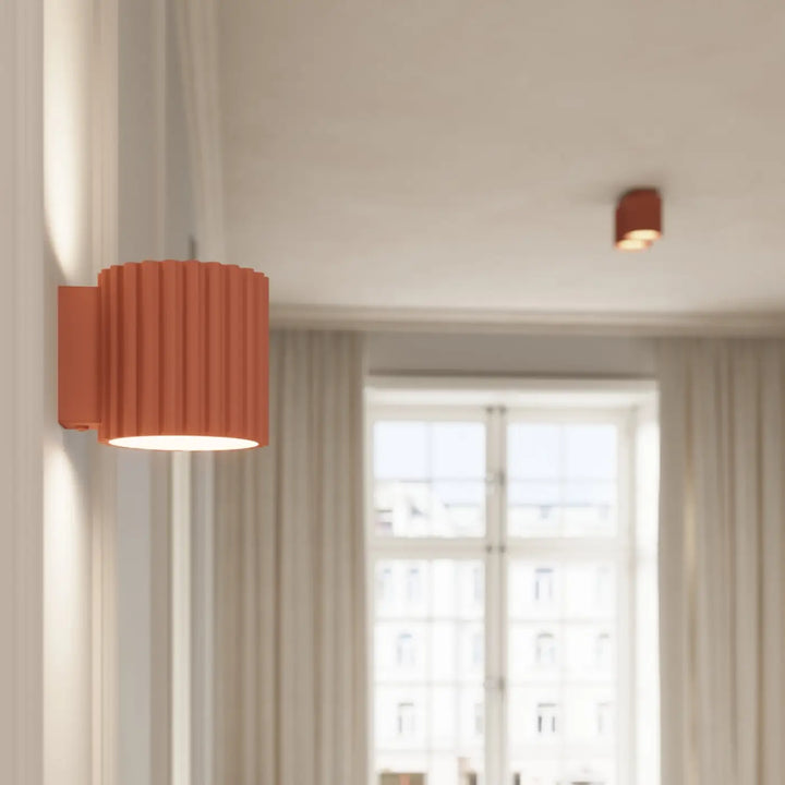 Luminaire plafonnier aura 1 en terre cuite couleur pêche avec forme unique inspirée et lumière chaude flûtée mural