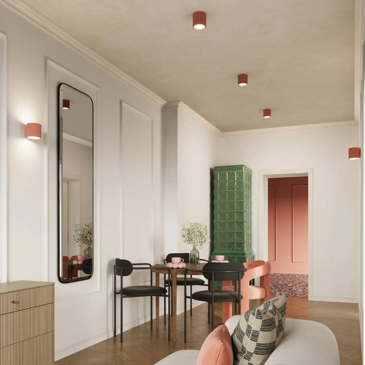 Luminaire plafonnier aura 1 peach avec forme unique inspirée au-dessus d’une salle à manger moderne et minimaliste