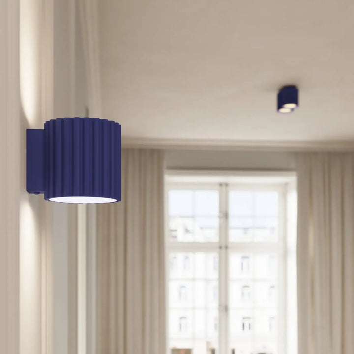 Luminaire plafonnier aura 1 ultramarine en forme unique inspirée avec design moderne cylindrique côtelé bleu profond