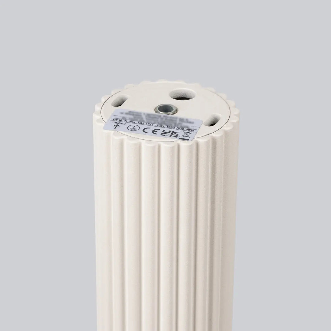 Radiateur électrique krem beige avec nervures verticales et étiquette, compatible plafonnier karbon allie design minimaliste