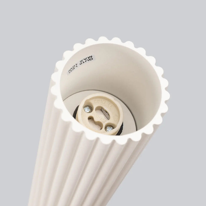 Plafonnier karbon allie beige avec abat-jour côtelé crème et douille ampoule e27 design minimaliste