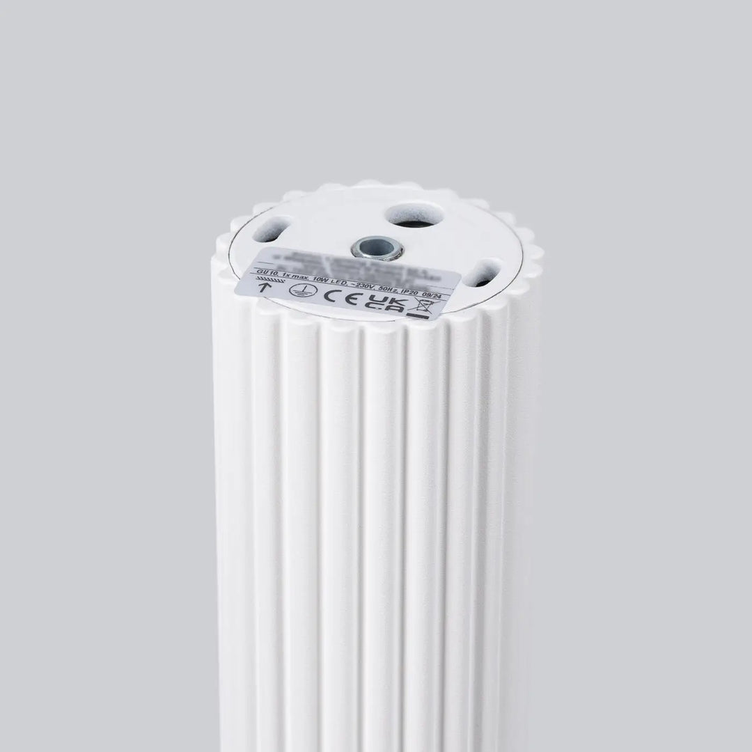 Plafonnier karbon blanc avec design minimaliste et ampoules gu10 interchangeables en cylindre vertical