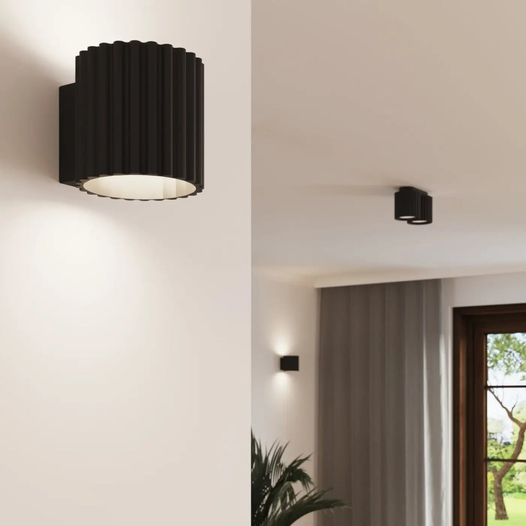 Luminaire plafonnier aura 1 noir avec forme unique inspirée cylindrique striée et lumière intérieure chaude