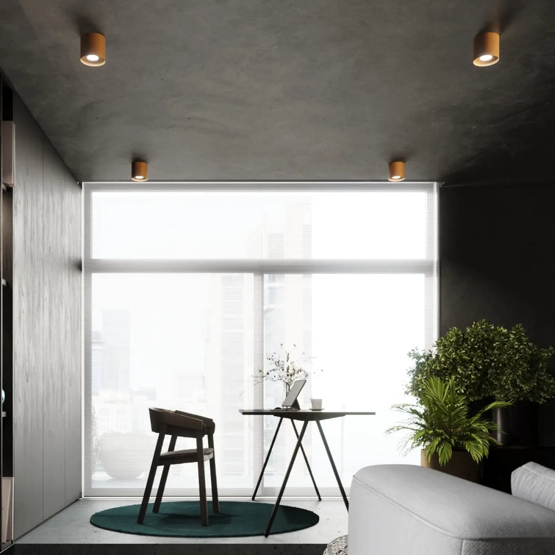 Luminaire plafonnier mika or avec quatre spots cylindriques en laiton chaud et diffuseurs en verre dépoli pour un plafond mika moderne