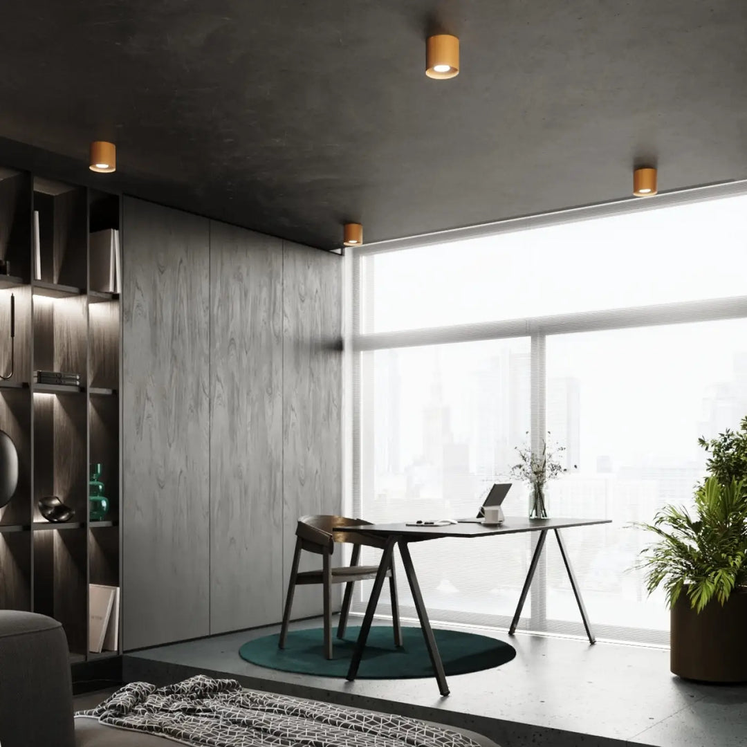 Luminaire plafonnier mika or au design moderne avec un bureau minimaliste noir sous une large fenêtre pour plafond mika moderne