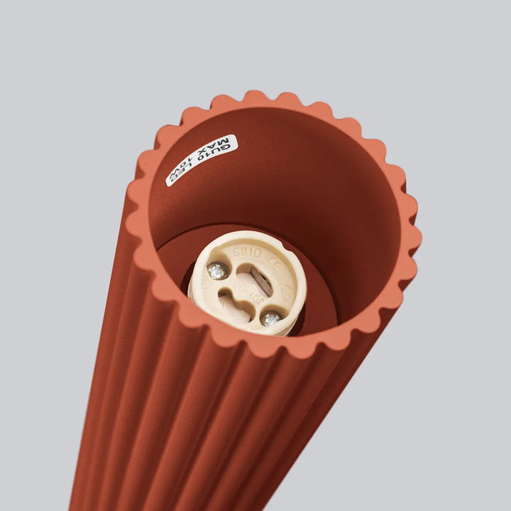 Plafonnier karbon allie en rouge ocre avec abat-jour côtelé en terre cuite et douille e27 design minimaliste