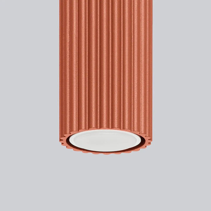Plafonnier karbon allie cuivre rouge ocre avec pendentif cylindrique à rainures verticales et diffuseur blanc minimaliste