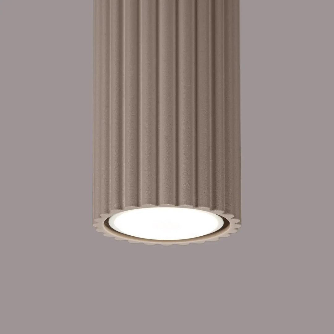 Plafonnier karbon allie beige taupe cylindrique fluté avec bord scallopé et base circulaire éclairée design minimaliste ampoules gu10 interchangeables