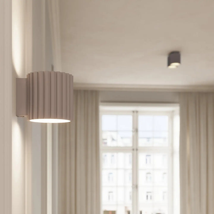 Luminaire plafonnier aura 1 taupe beige forme unique inspirée avec lumière chaude diffuse et rainures verticales cylindriques