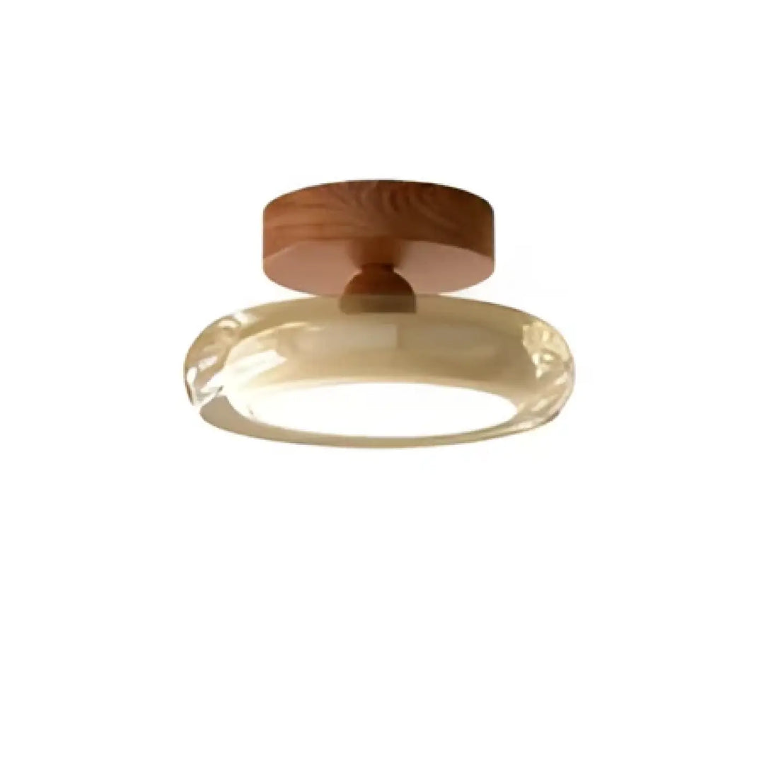 Luminaire plafonnier auriona avec base circulaire en bois chaud et anneau en verre soufflé diffusant une lumière douce
