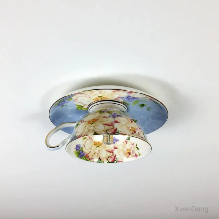 Luminaire plafonnier tassy avec teacup en porcelaine délicate motifs floraux pastel lumière douce design ancien