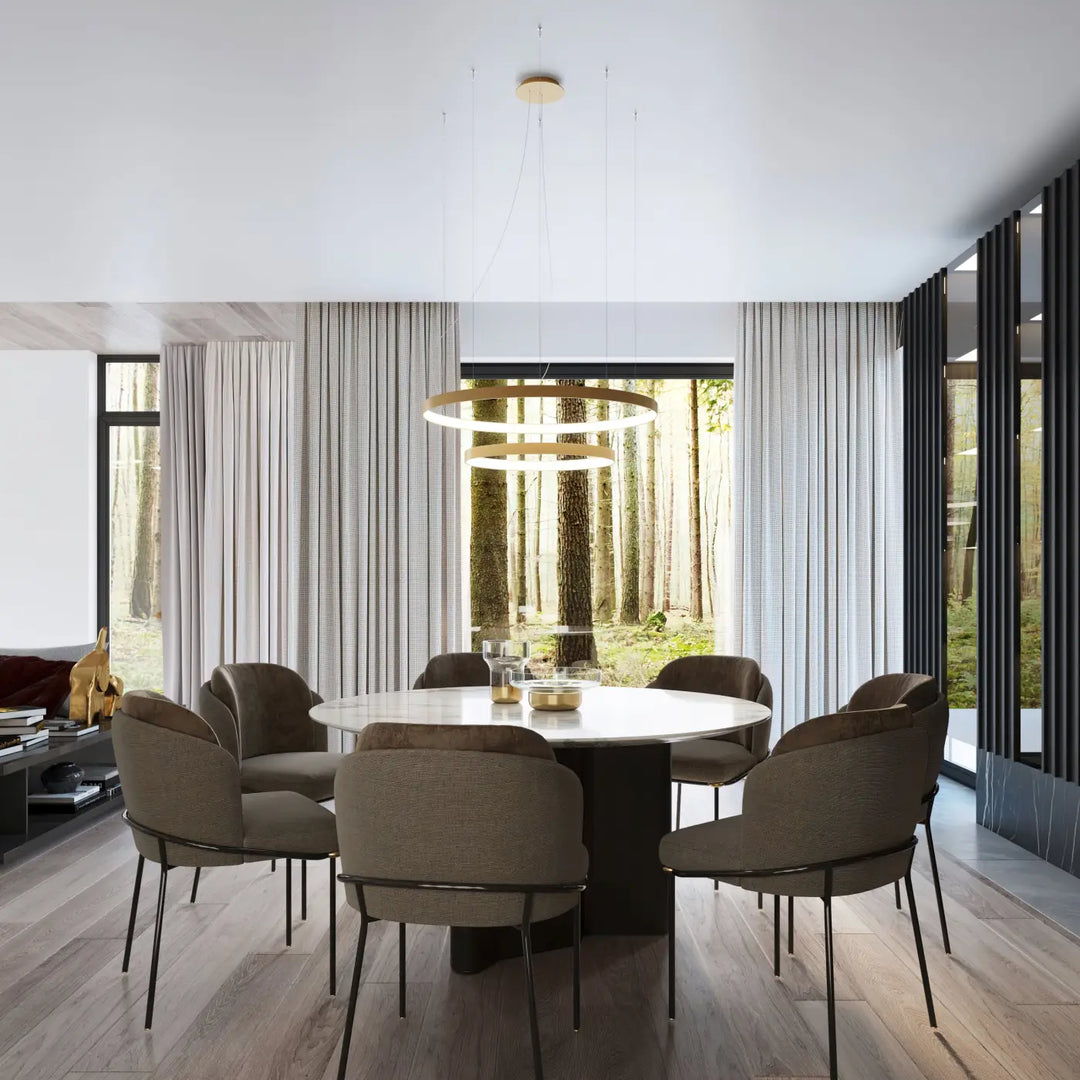 Plafonnier rio design unique doré avec modules led circulaires suspendu au-dessus d’une table à manger moderne