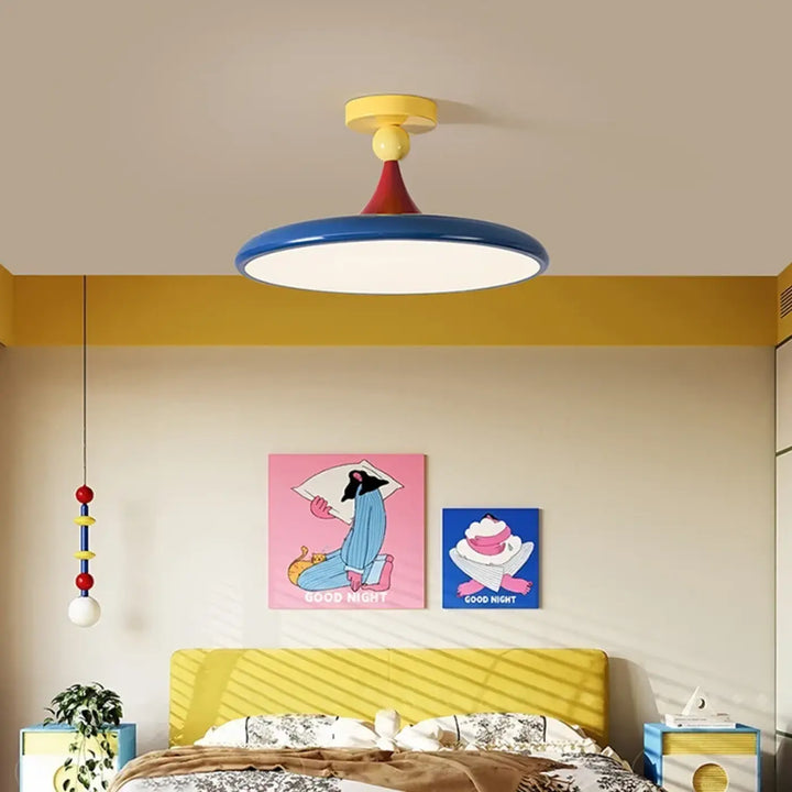 Plafonnier kolora design coloré avec abat-jour circulaire bleu accents géométriques rouges et jaunes finition métallique