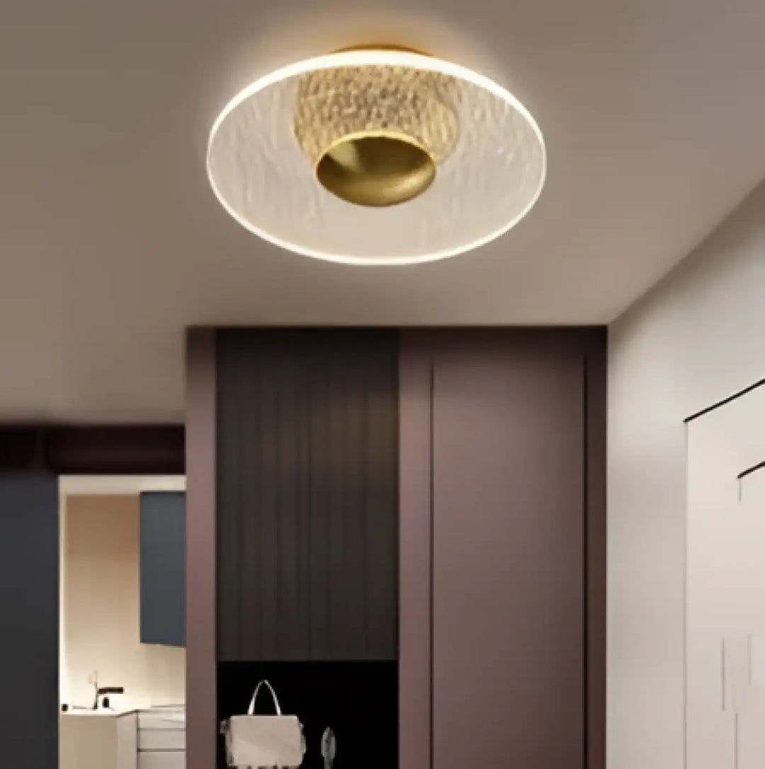 Luminaire plafonnier astrea moderne avec cadre tressé doré et accent central en laiton dans un design double halo