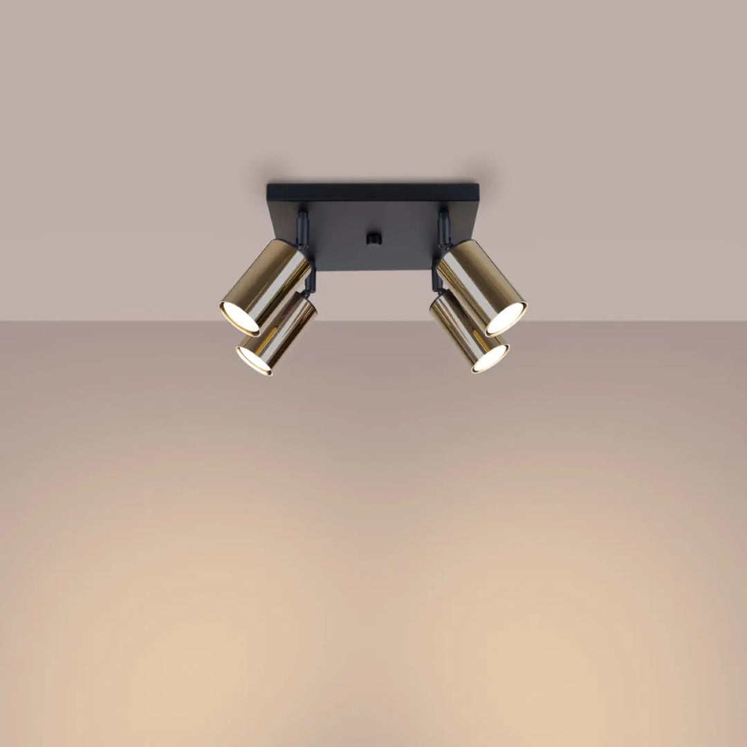 Luminaire plafonnier winx 4 noir doré avec quatre spots ajustables en laiton alliant design moderne et fonctionnalité