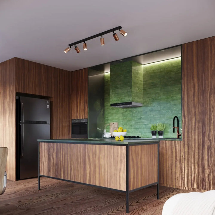 Plafonnier winx en métal noir avec spots finition cuivre installé au-dessus de lîlot de cuisine design winx allie