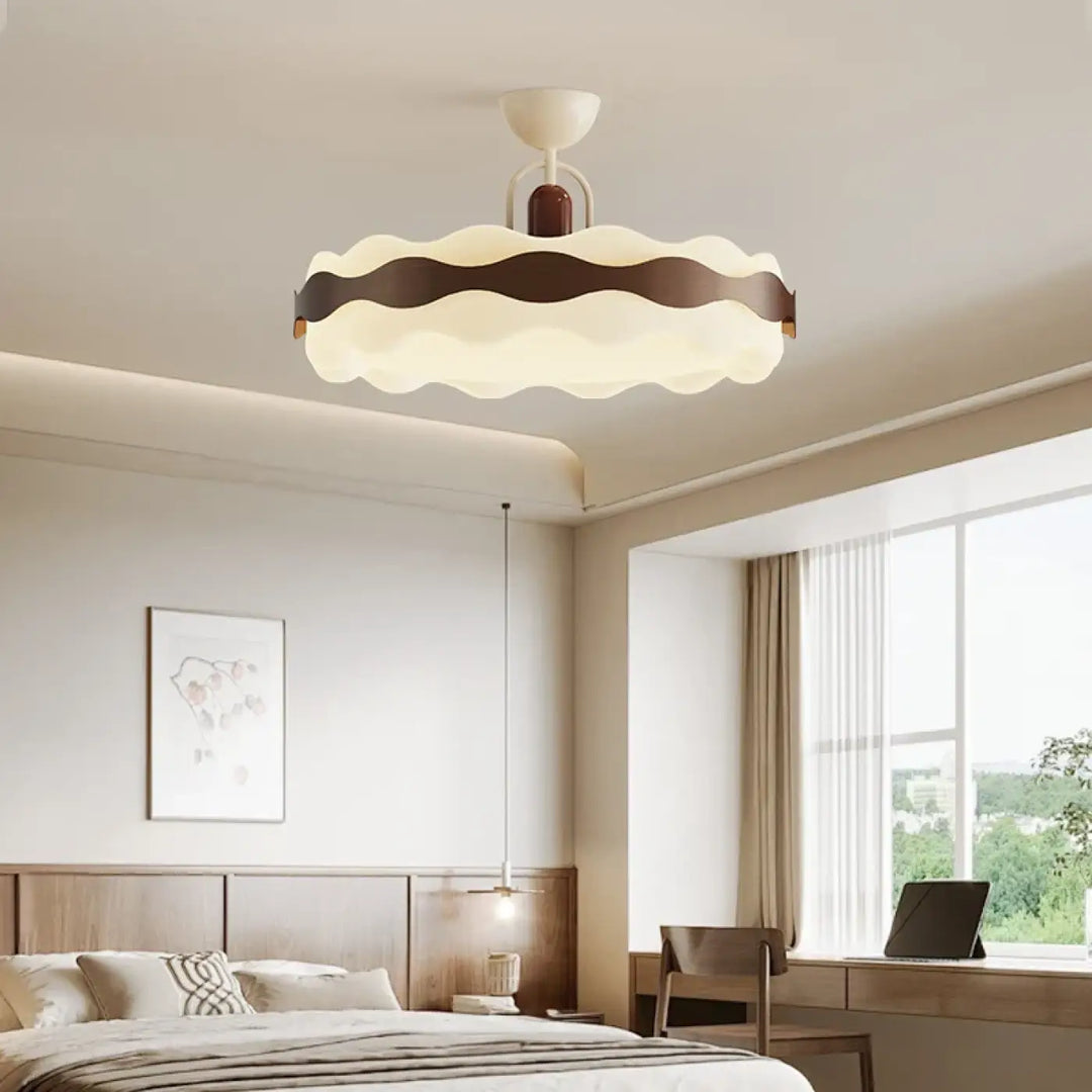 Luminaire plafonnier wavea crème avec bord ondulé et bande marron pour une décoration intérieure plus qu’un simple éclairage