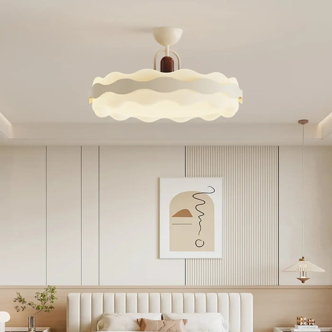 Luminaire plafonnier wavea crème aux bords ondulés avec une lumière diffuse pour une décoration intérieure minimaliste plus qu’un simple éclairage