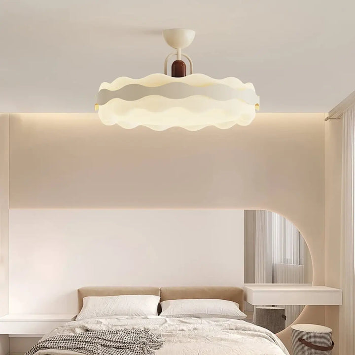 Luminaire plafonnier wavea blanc moderne à bords ondulés avec une lumière chaude subtile pour décoration intérieure plus qu’un simple éclairage